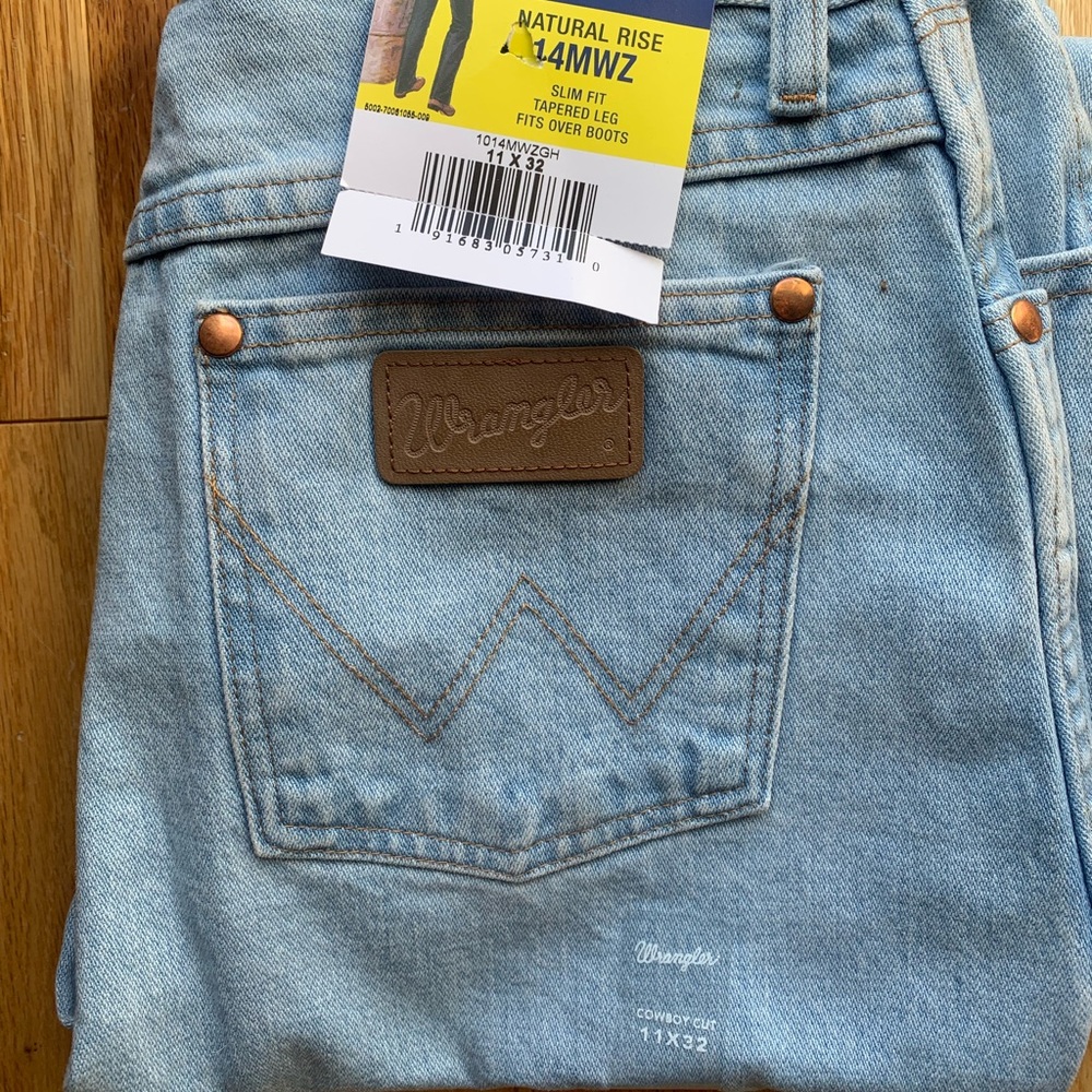 Wrangler jeans 11x32. Sized on small size. I usually wear a size 6 and these fit